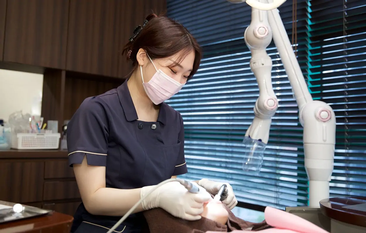 治療する様子の画像