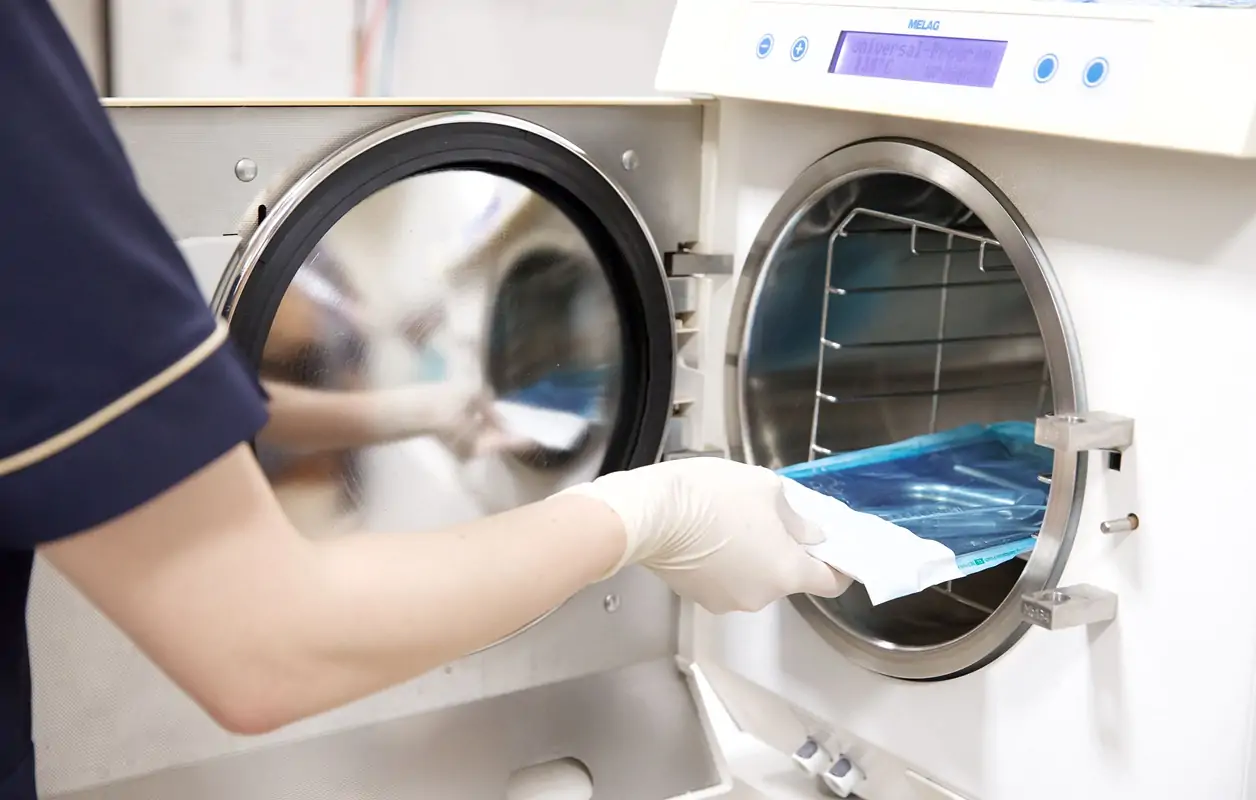 備品の洗浄を行う画像