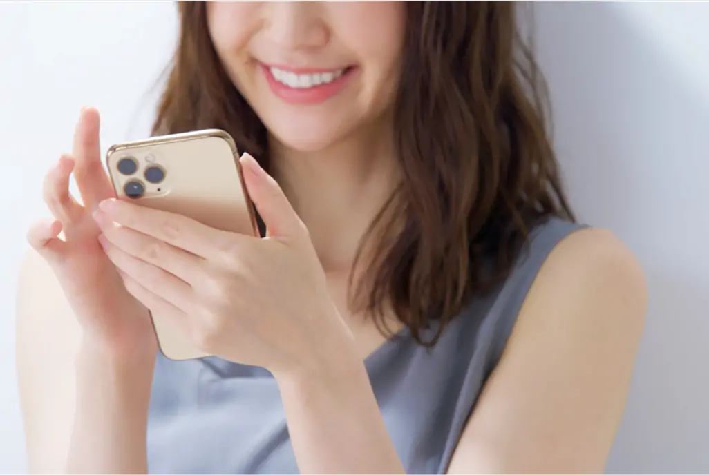 スマートフォンを触る女性